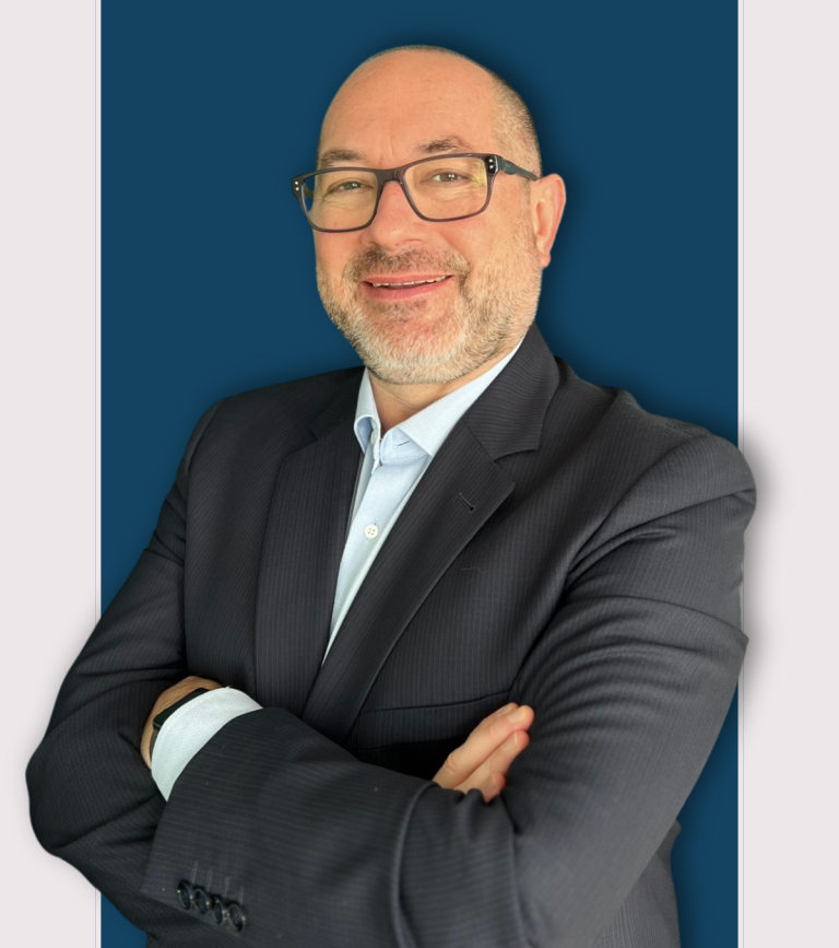 Groupe divers de personnes discutant autour d'un tableau dans un environnement lumineux.